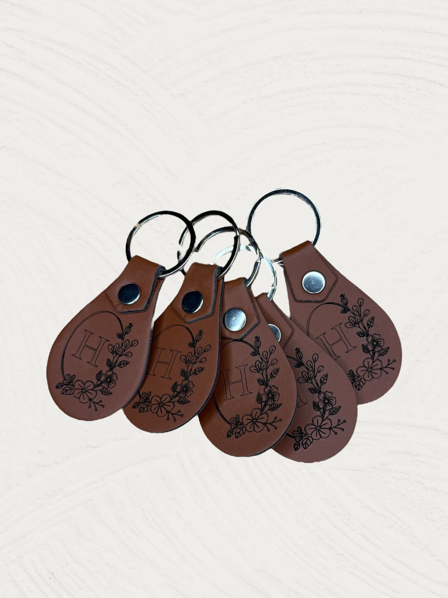 Leren sleutelhanger | Letter met bloemen