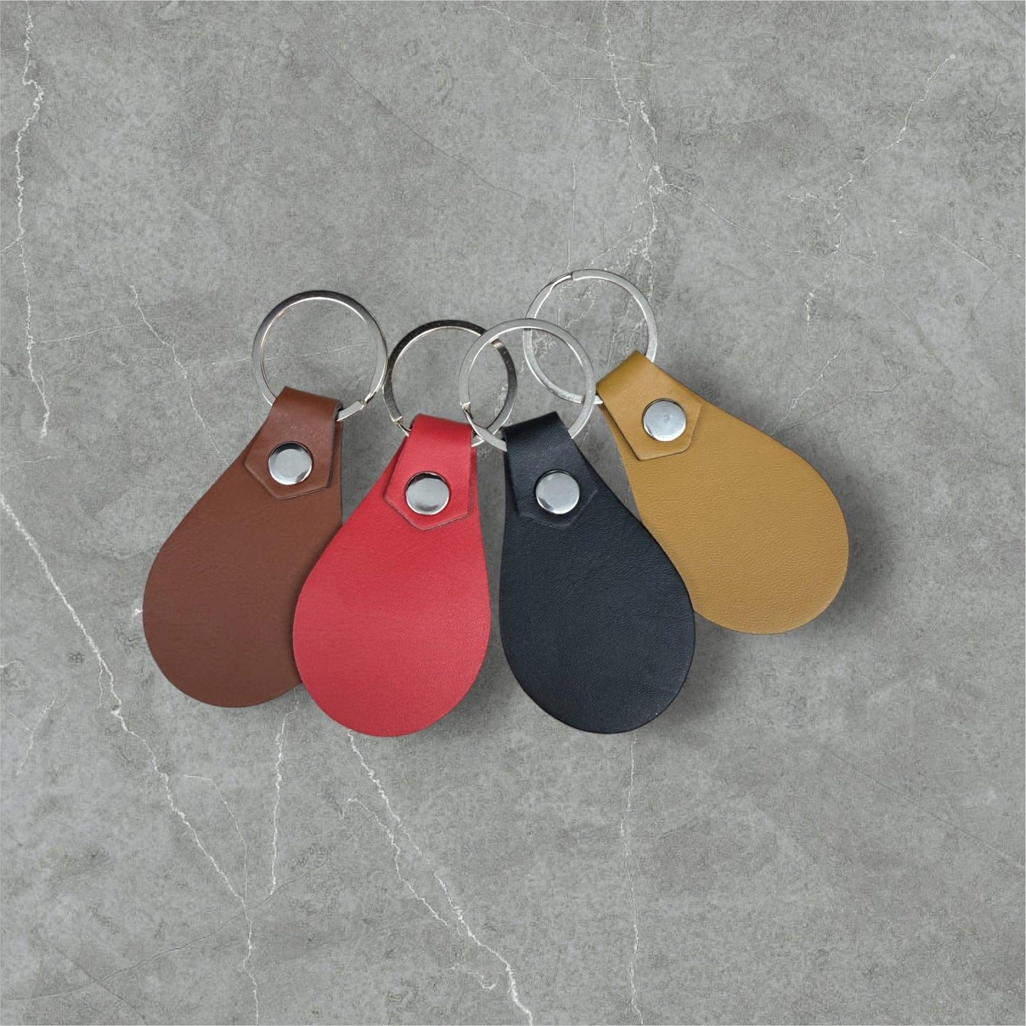 Leren sleutelhanger | Letter met bloemen