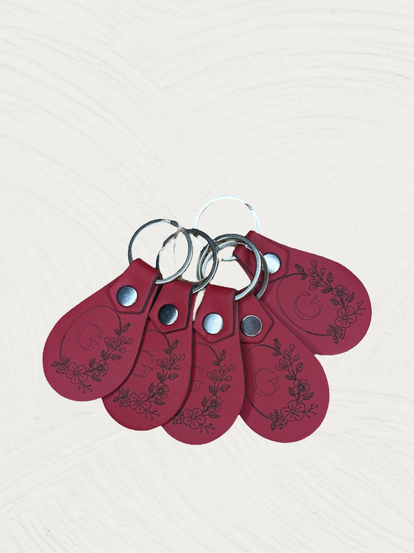 Leren sleutelhanger | Letter met bloemen