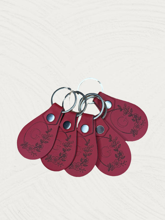 Leren sleutelhanger | Letter met bloemen