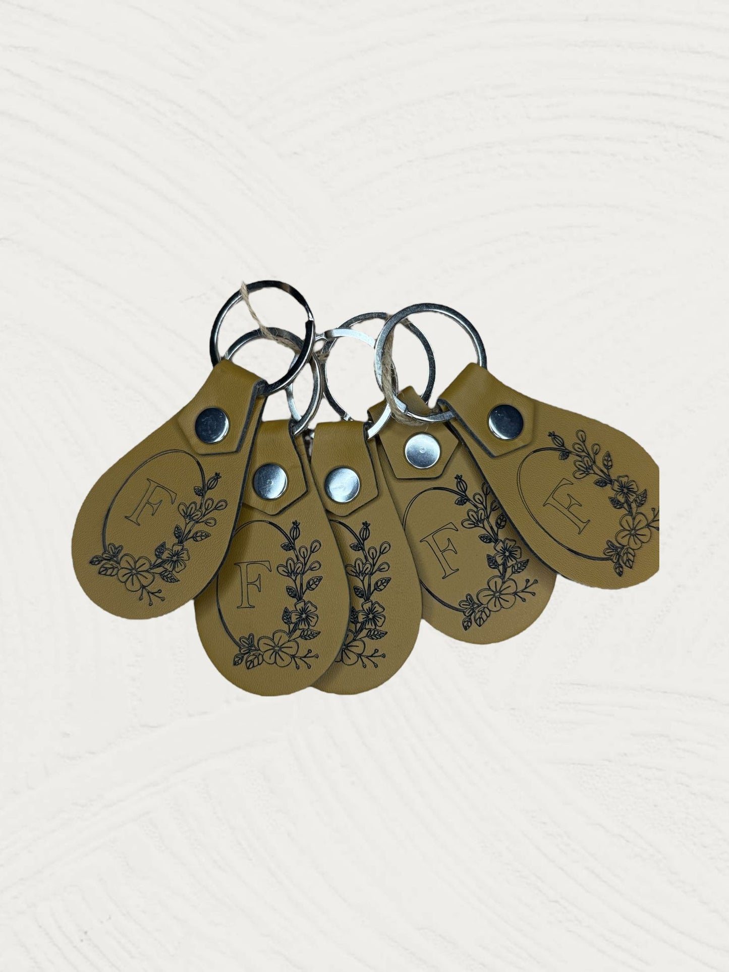 Leren sleutelhanger | Letter met bloemen